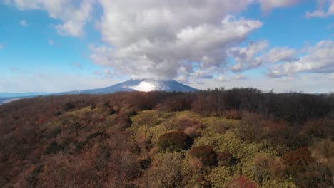 revelación aérea lenta de la ciudad en la parte inferior del monte fuji en un día nublado de cielo azul