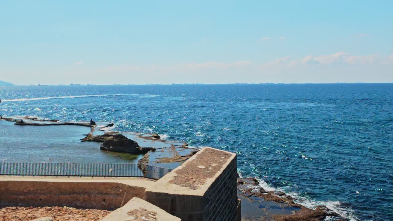 Kystlinjen i Akko gamleby med utsikt over Middelhavet.