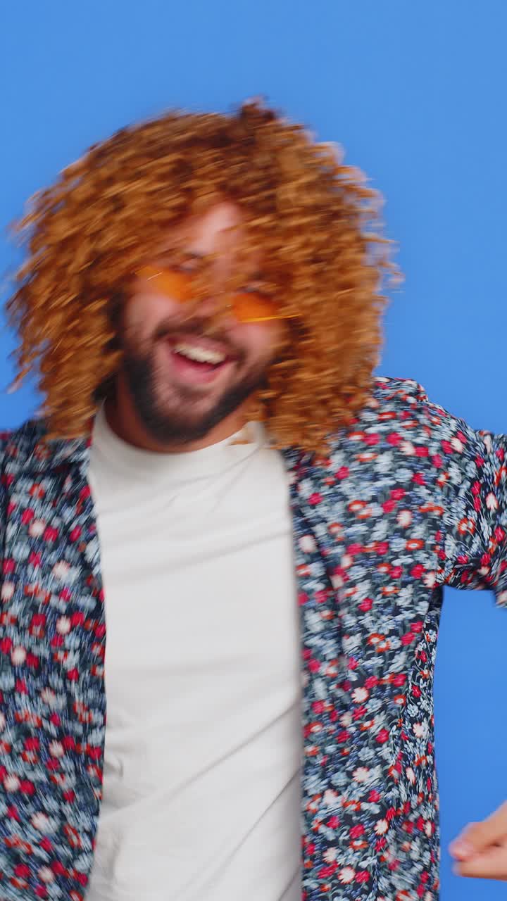 Uomo caucasico elegante che indossa occhiali da sole che balla festeggiando il successo la vittoria vincendo il successo