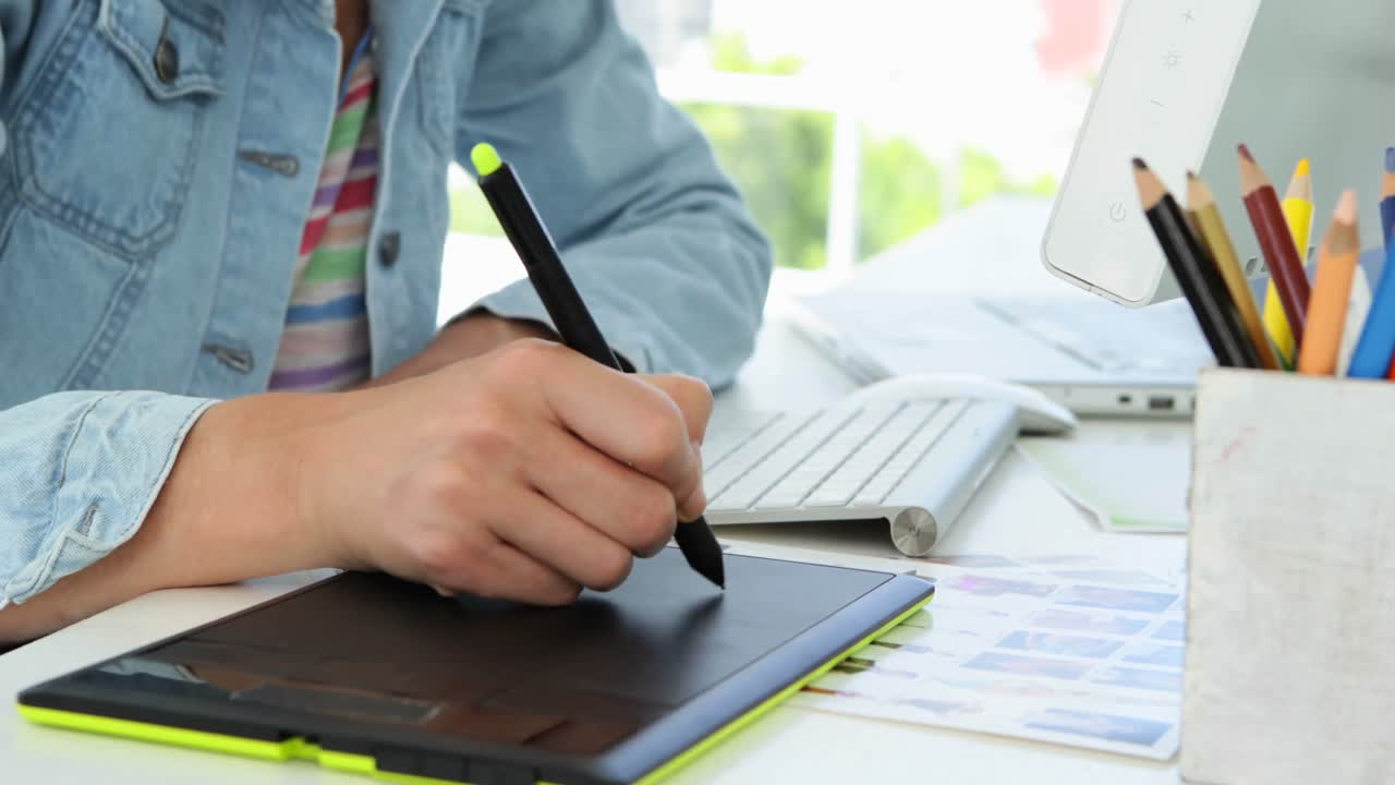 primer plano de un dibujo de un joven diseñador