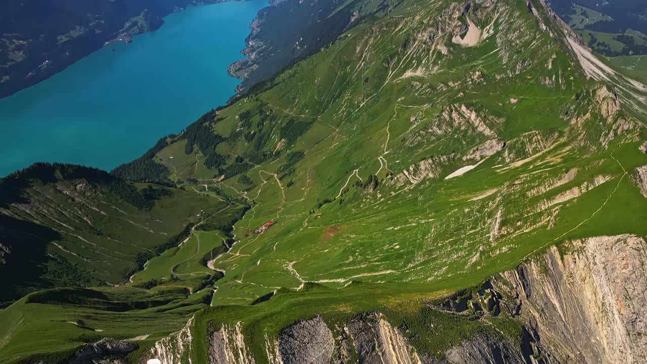 una toma épica de un dron que revela el terreno salvaje y empinado de la montaña brienzer rothorn de los alpes emmental, suiza, europa