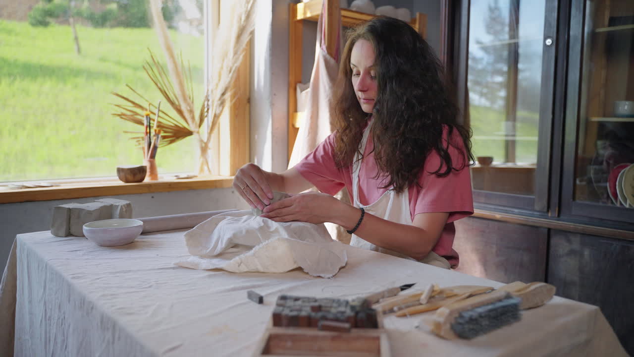 mujer creando cerámica en un estudio