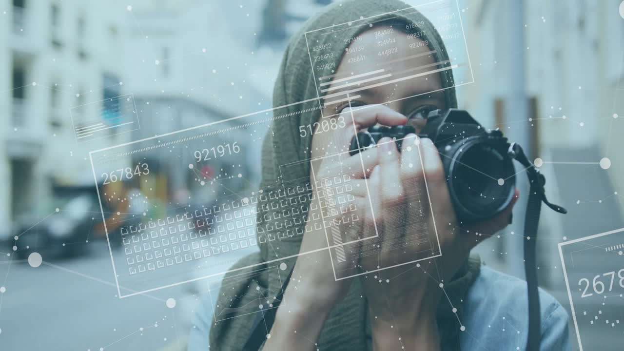 animación de procesamiento de datos financieros sobre mujer biracial en hijab tomando fotos