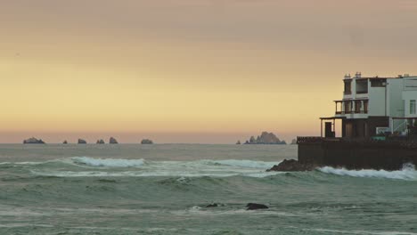 Oceanside-Home-And-Waves-El-Silencio,-Punta-Hermosa,-Peru-4k---Timelapse