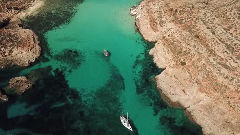 laguna azul con agua cristalina en malta