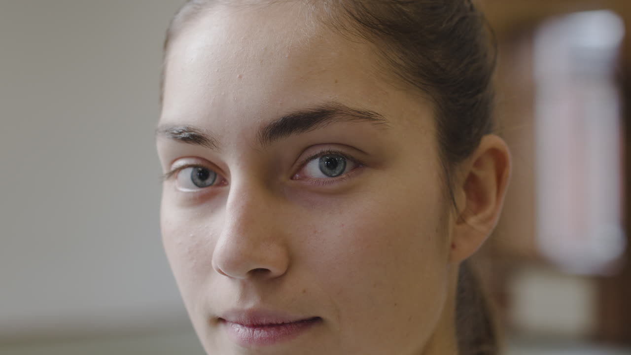 primer plano de una mujer caucásica