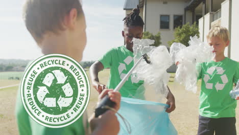 animación del logotipo de reciclaje sobre escolares felices y diversos recogiendo plástico fuera de la escuela