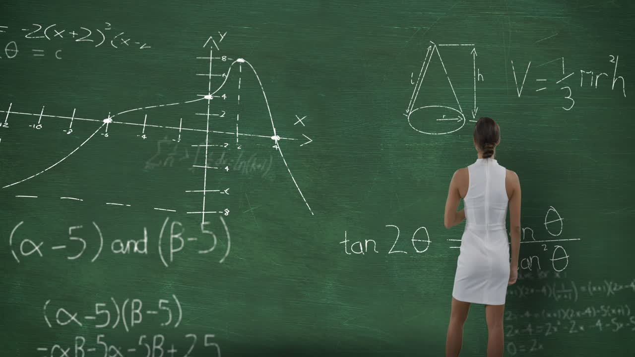 mujer frente a las matemáticas en movimiento en la pizarra