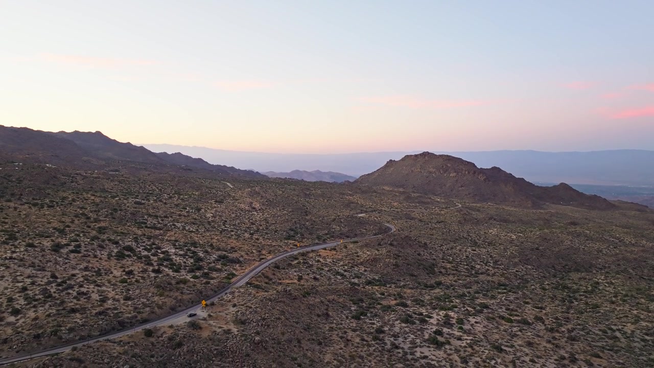 Vasto paesaggio desertico di Palm Springs con colline ondulate che sfumano all'orizzonte, veduta aerea con drone