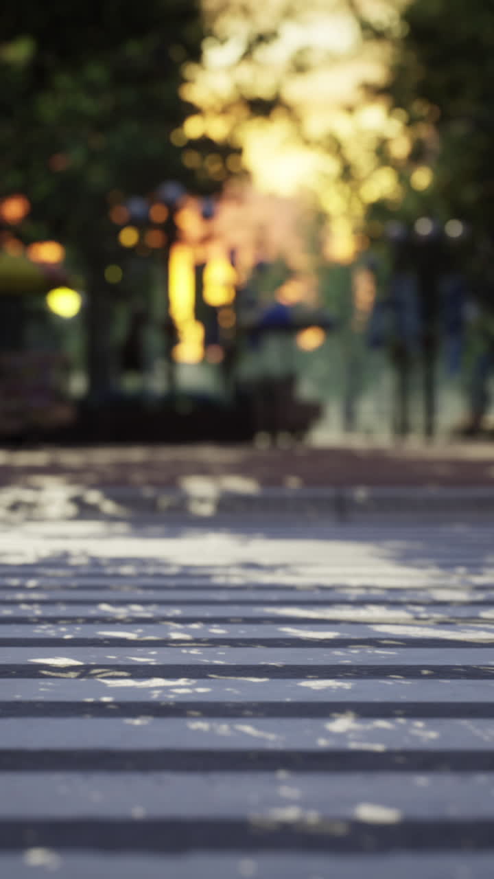 해가 지는 도시 산책로