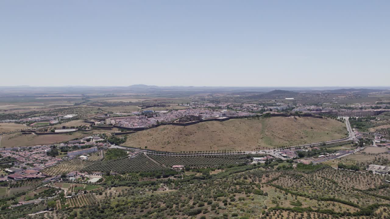 Vista panoramica del paesaggio portoghese con la città di Elvas