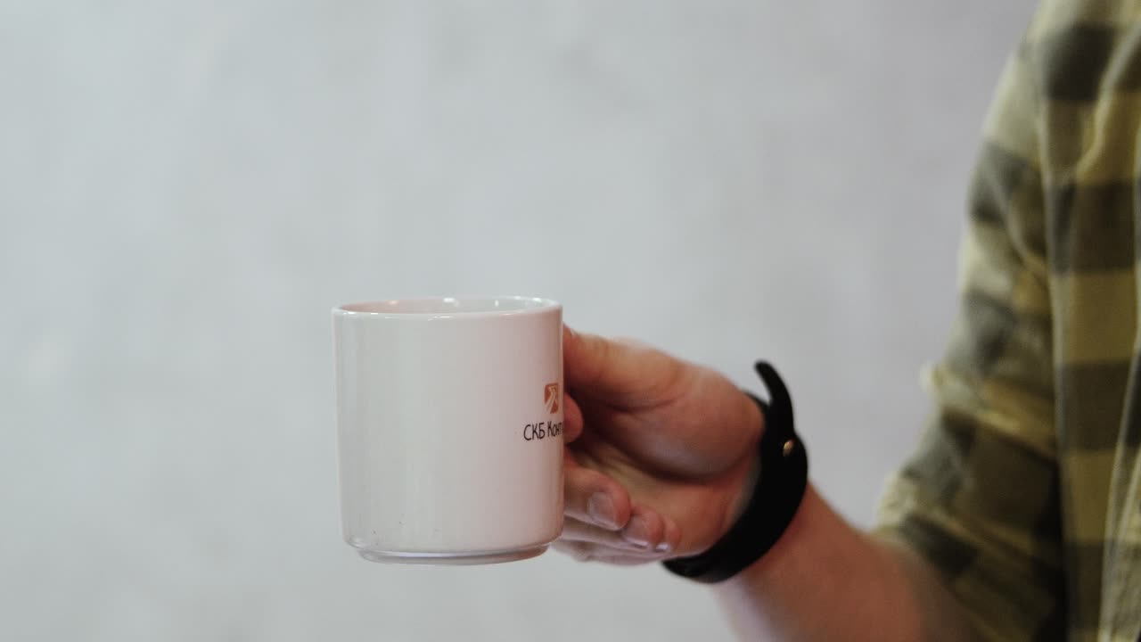 compartiendo una bebida caliente