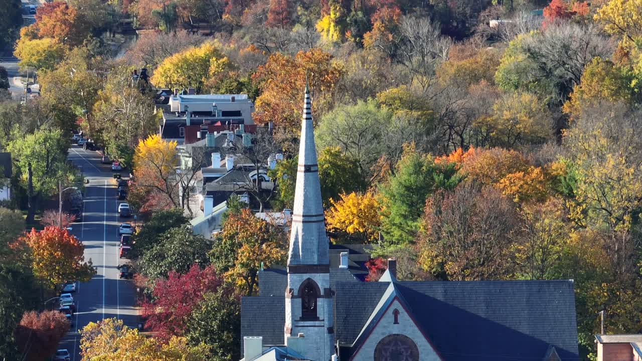 가을 에 아메리칸 타운 의 교회 탑