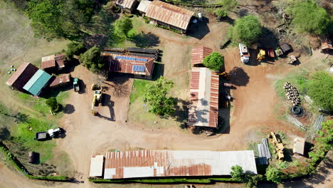 antena de arriba hacia abajo de cobertizos y almacén con paneles solares en la azotea en un sitio de construcción africano
