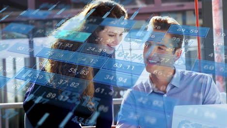 animación de procesamiento de datos financieros sobre personas de negocios discutiendo en la oficina