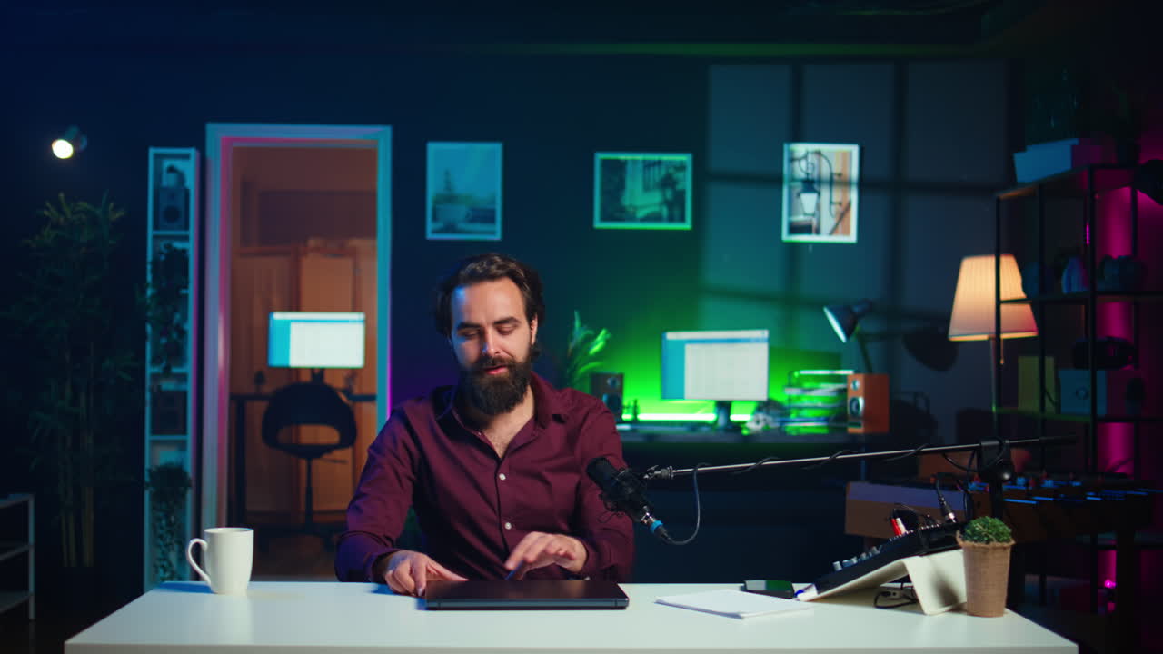 influencer en el estudio respaldando el portátil de la marca patrocinando el video