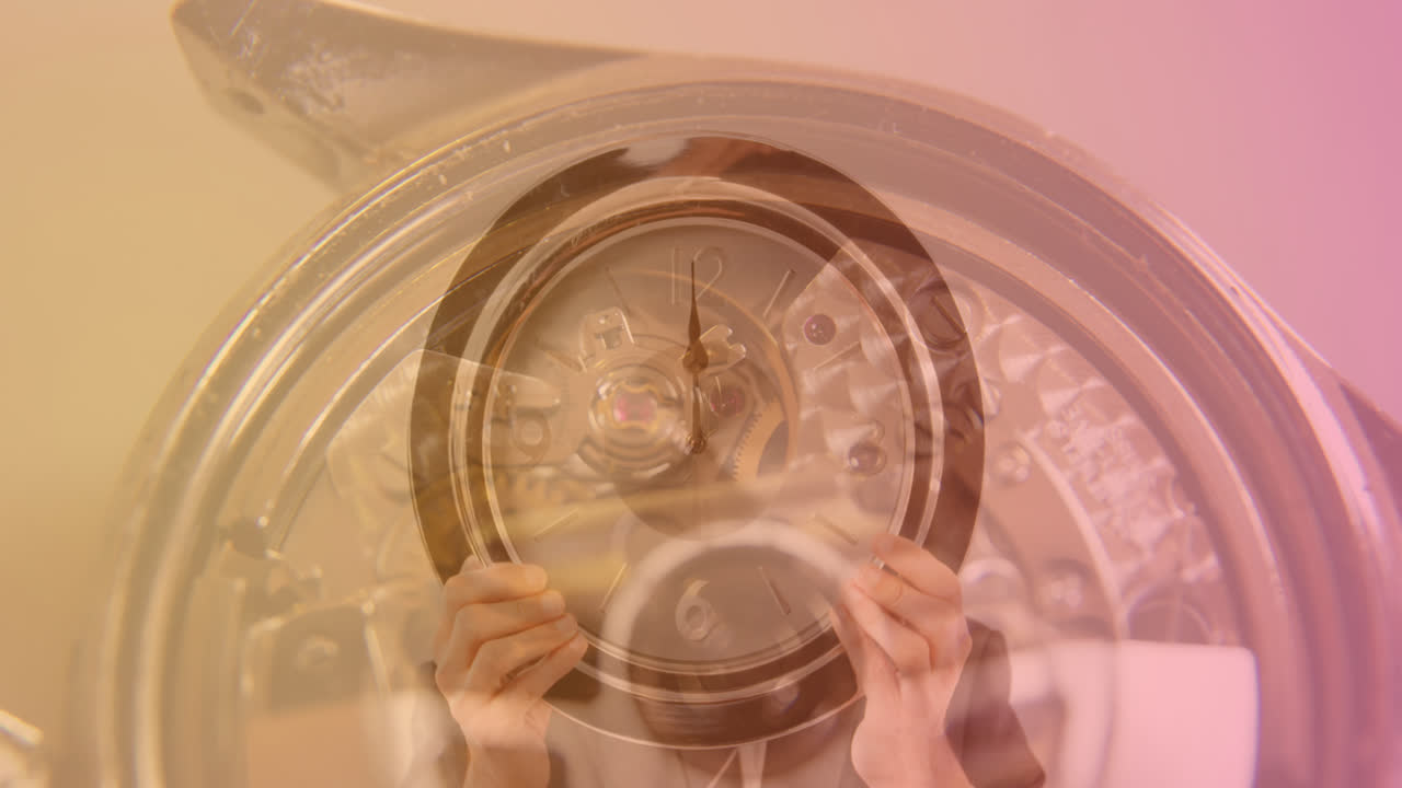 animación de reloj sobre las manos sosteniendo el reloj
