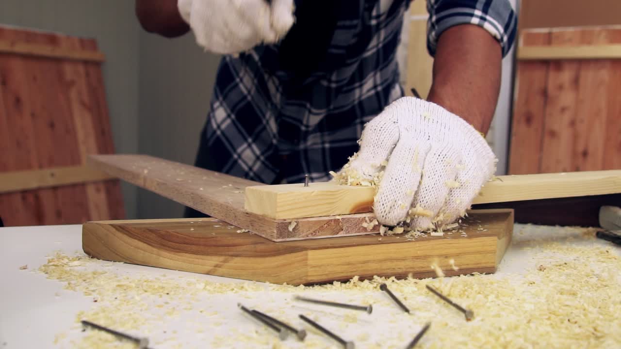 나무 공예품 을 작업실 에서 만드는 목수