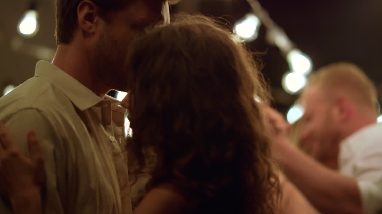 크리스마스 파티 에서 느린 춤 을 즐기는 기쁜 친구 들