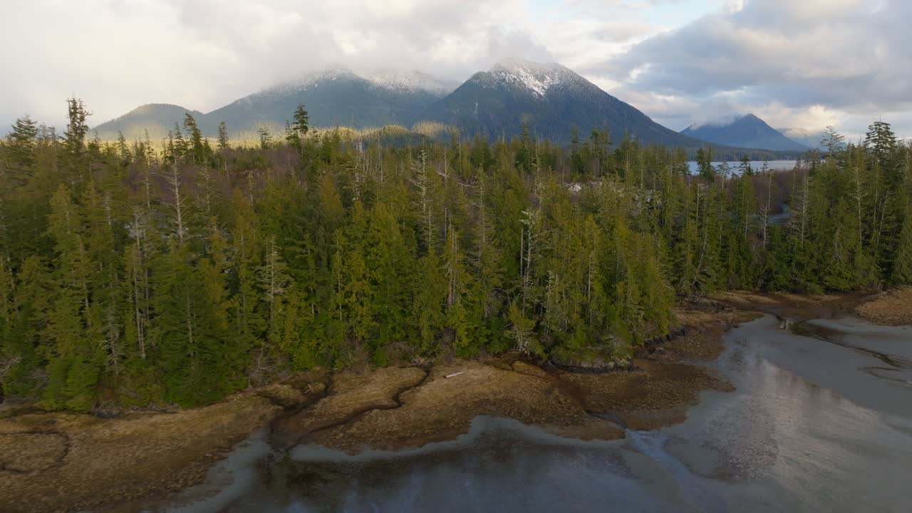 montañas, árboles y aguas oceánicas de la columbia británica canadá en la costa oeste de la isla de vancouver en el noroeste del pacífico
