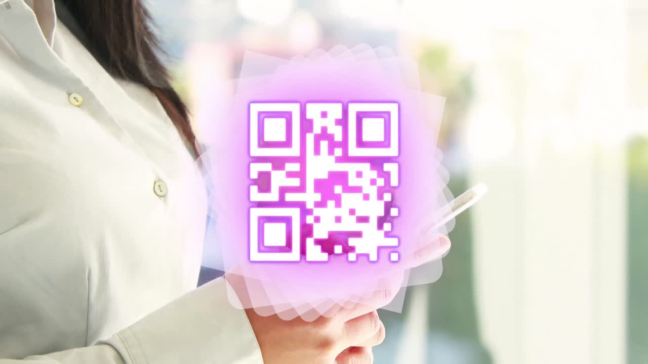 animación de formas y código qr sobre mujer asiática usando teléfono inteligente