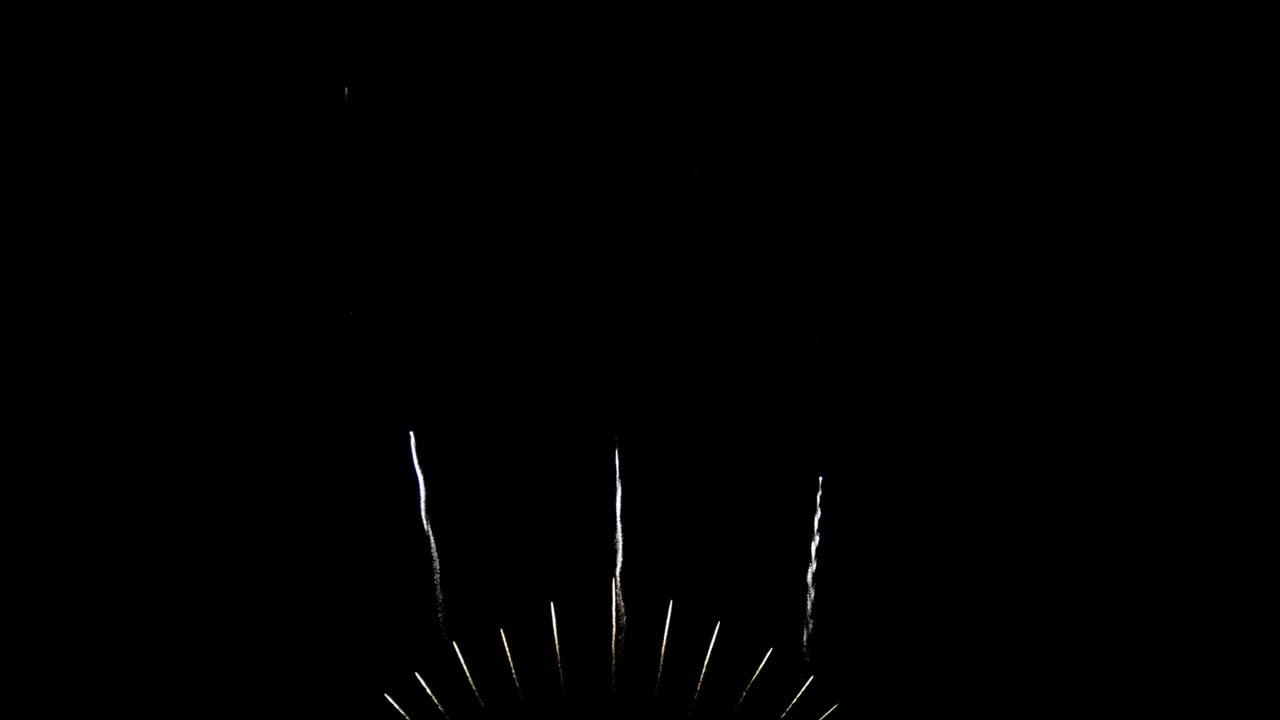 4k: 실제 불꽃놀이 배경의 원활한 루프; 밤하늘에 보케 조명과 함께 실제 황금빛 빛나는 불꽃놀이는 추상적인 흐릿함; 반이는 불꽃 놀이 쇼; 새해 전날 불꽃놀이기 축제