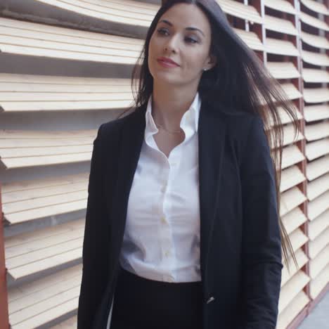 atractiva mujer joven paseando por la ciudad