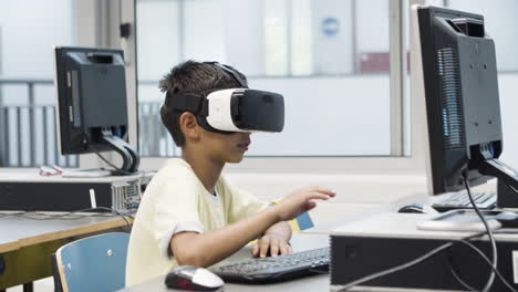 niño usando casco de realidad virtual durante la lección de informática