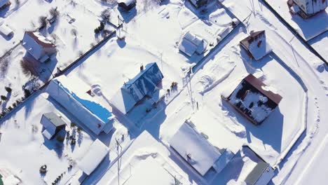 vista aérea de un pueblo nevado