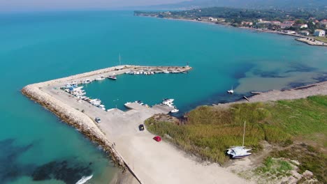 pequeño puerto deportivo con barcos y agua turquesa. astrakeri, isla de corfú.grecia
