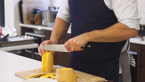 Koch-Schneidet-Butternut-Kürbis-In-Meal-Prep