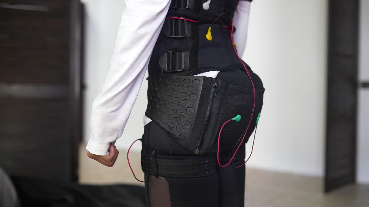 mujer con traje de ems para el entrenamiento