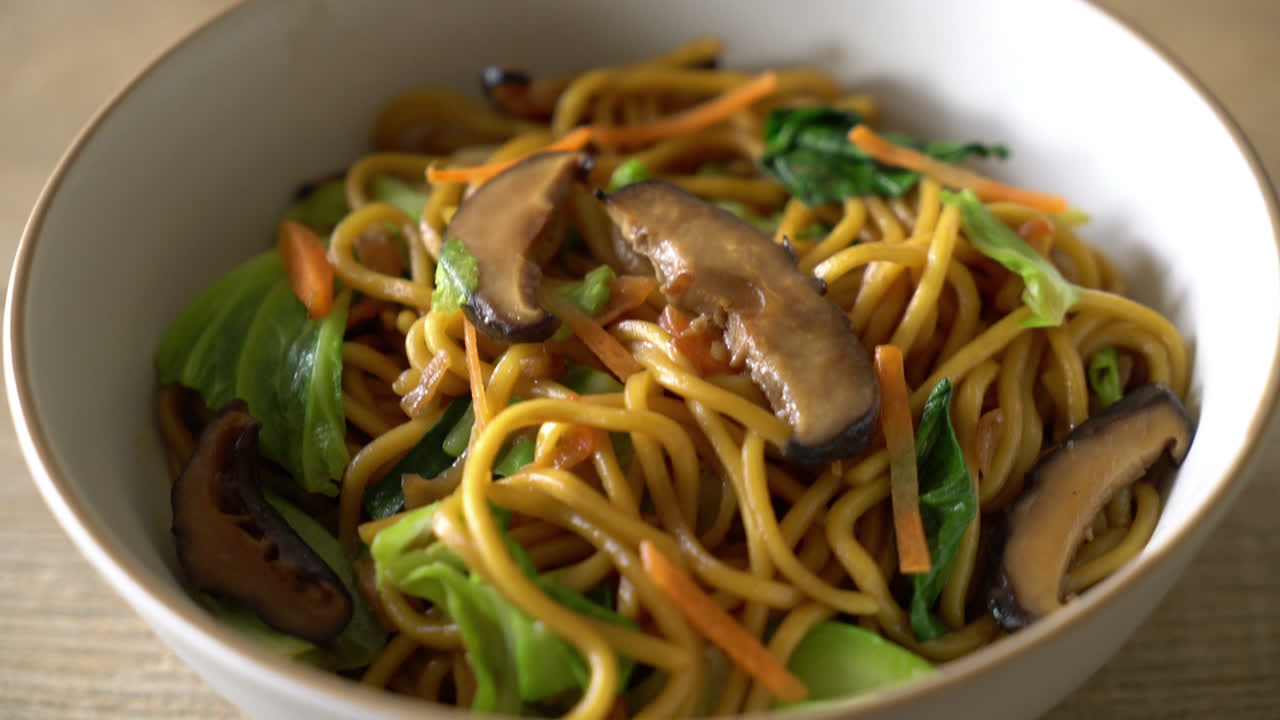 fideos yakisoba salteados con vegetales