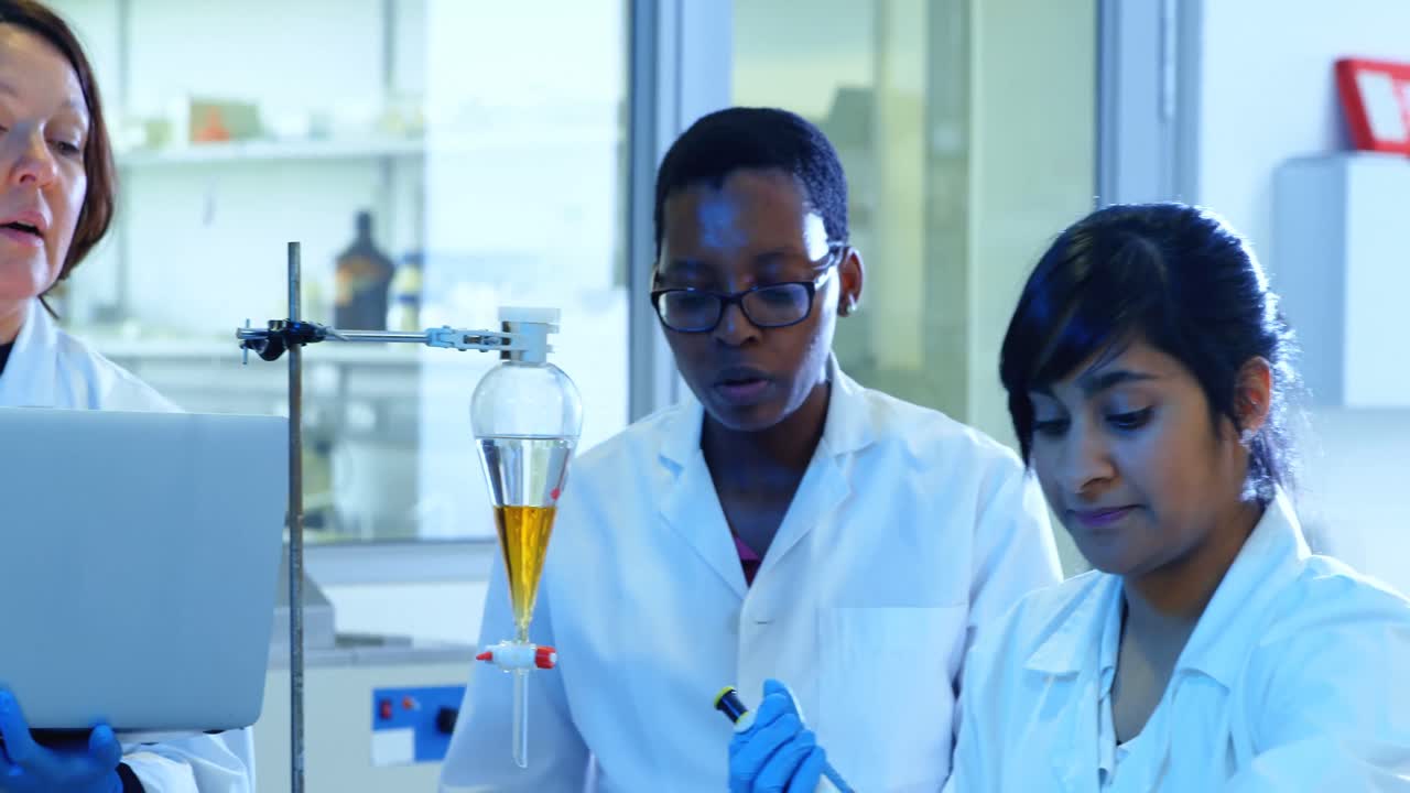 científico experimentando en el laboratorio 4k