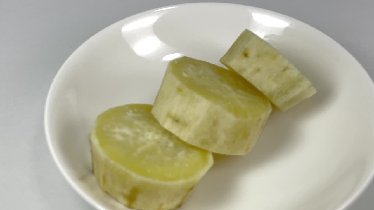 둥근 조각으로 잘라진 달한 감자