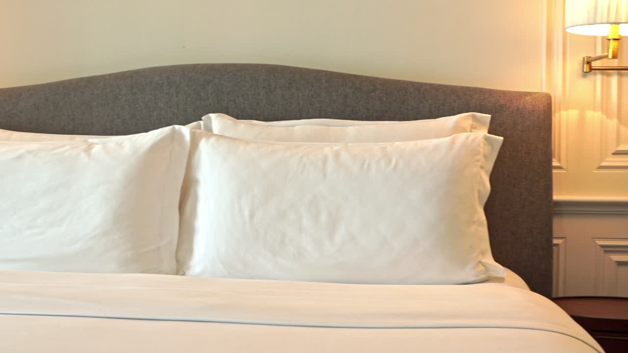 cama de lujo en una habitación de hotel de lujo, bandeja de cierre