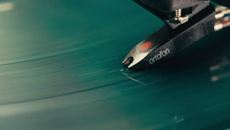 girar el disco, girar el reproductor de vinilo, girar la plataforma giratoria de vinilo de cerca, la aguja macro tocando música, pista de audio analógica. resolución 4k.