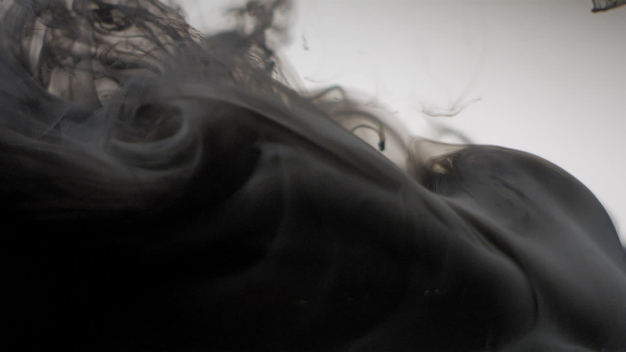 schwarze tinte, die im wasser fließt