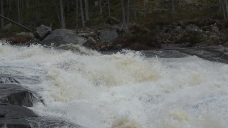 Verrückter-Wasserfallfluss-In-Norwegen.-Zeitlupe