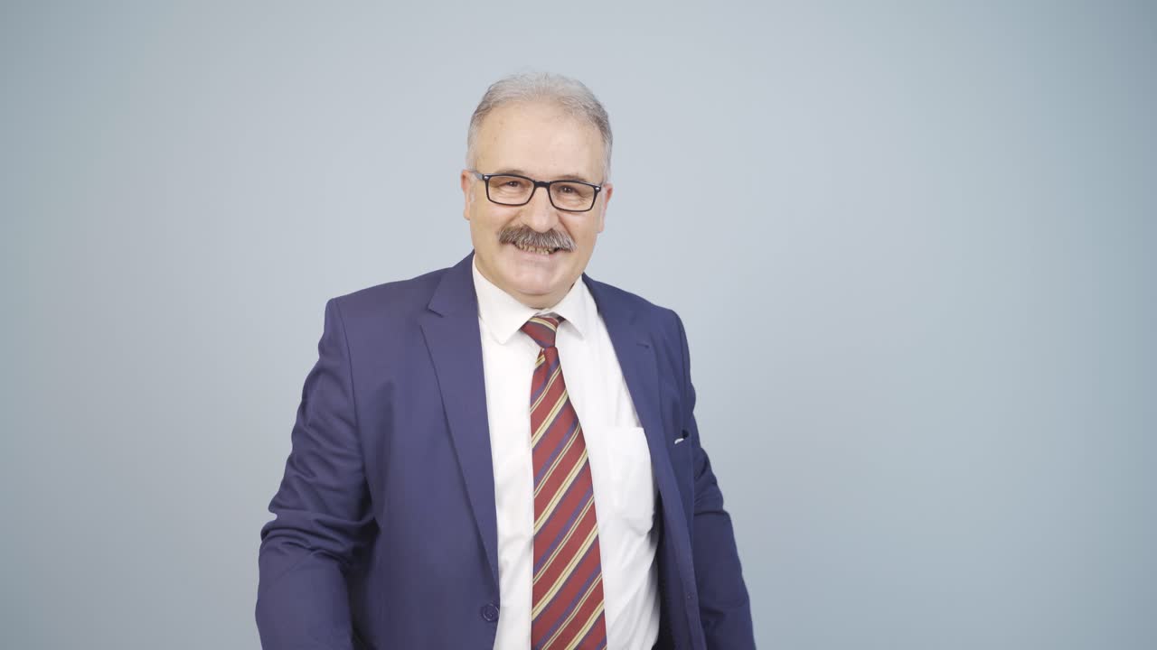 hombre de negocios haciendo el corazón a la cámara.