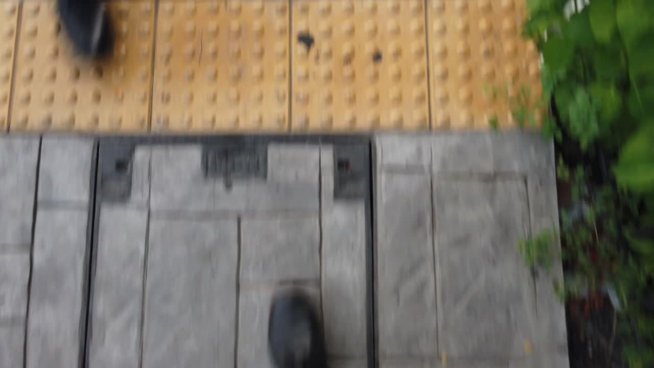 보도를 걷는 동안 남자의 슬로우모션 보기