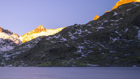 amanecer de invierno en las montañas de gredos