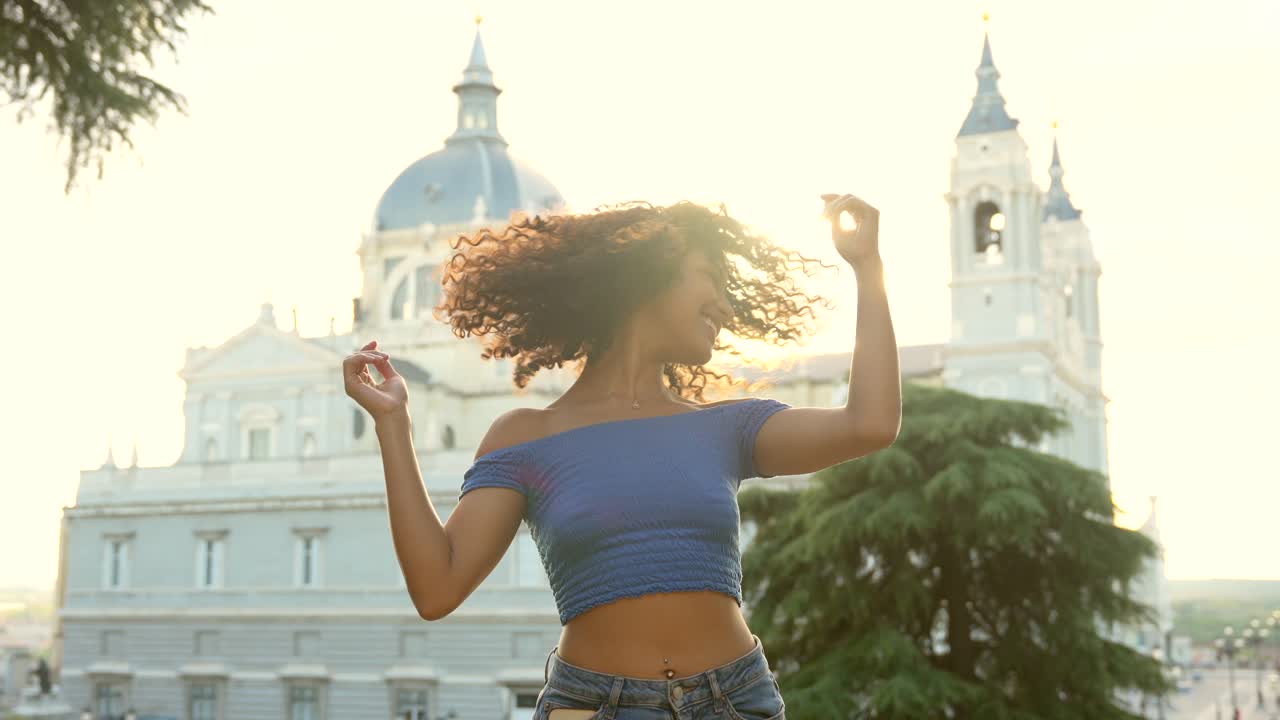 Donna che posa di fronte alla Cattedrale dell'Almudena, Madrid