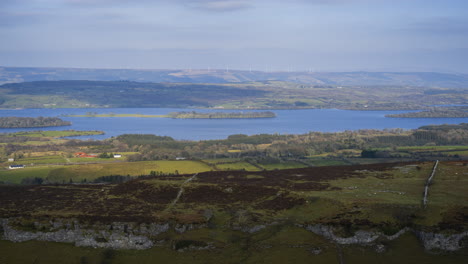 Zeitraffer-Der-Ländlichen-Landwirtschaftlichen-Naturlandschaft-Während-Des-Tages-In-Irland