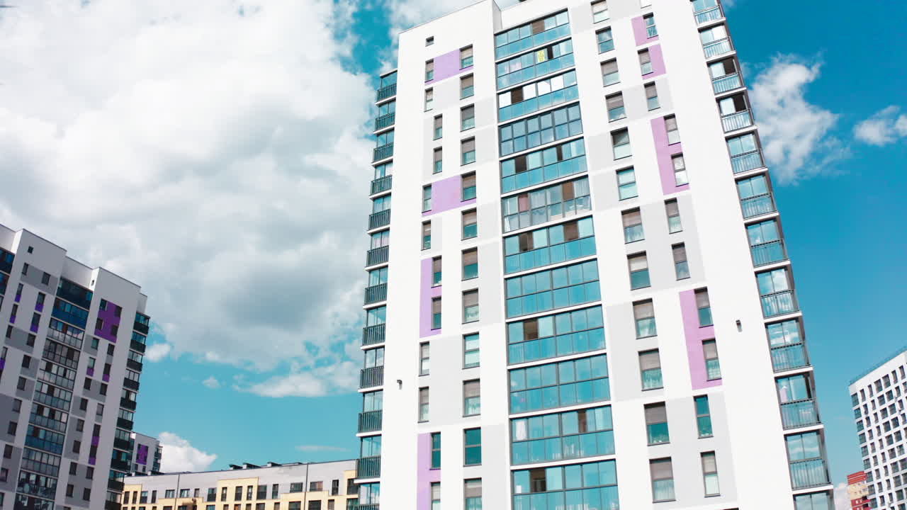 edificios de apartamentos modernos bajo un cielo nublado