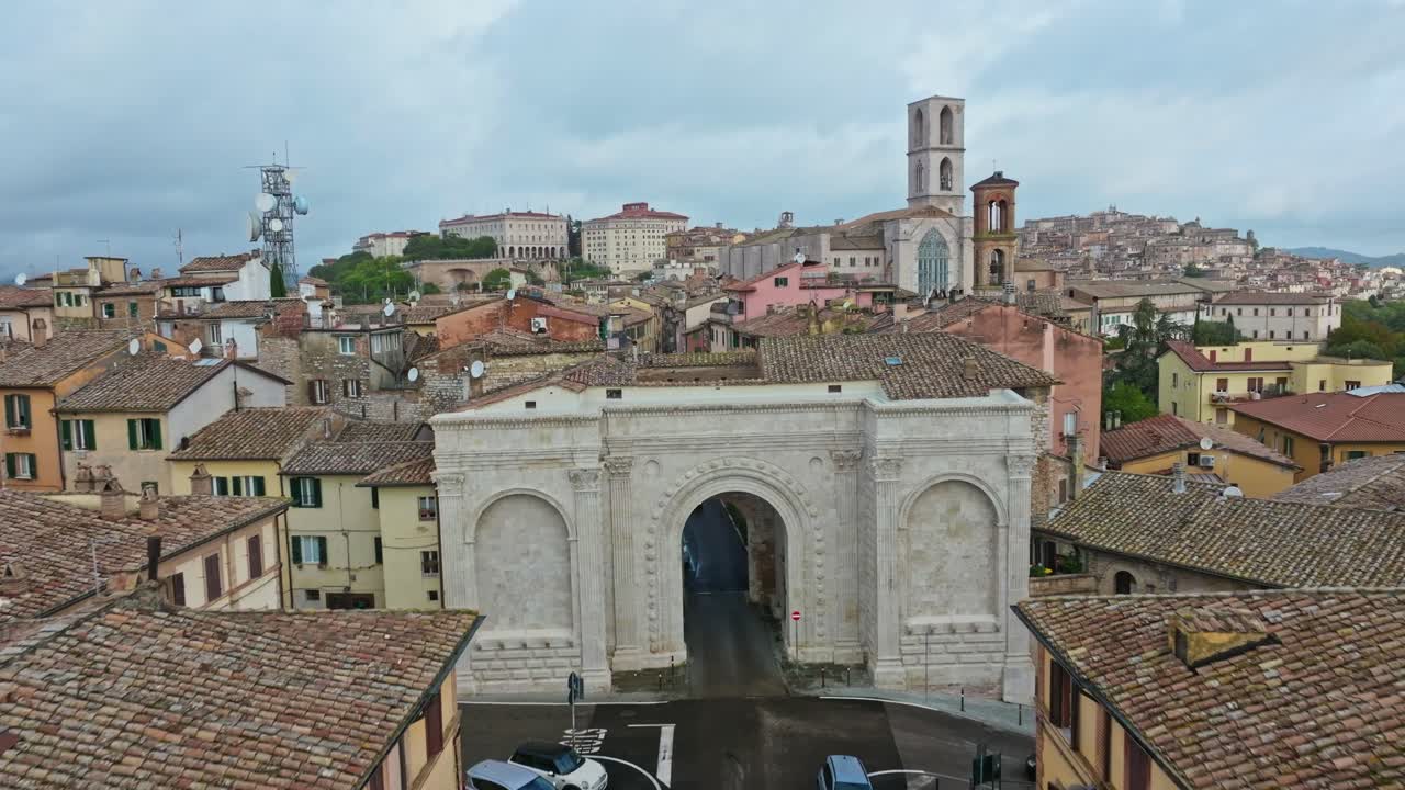 aerial sobre la puerta de san pedro y la ciudad de borgo xx giugno, perugia, provincia de perugia, italia