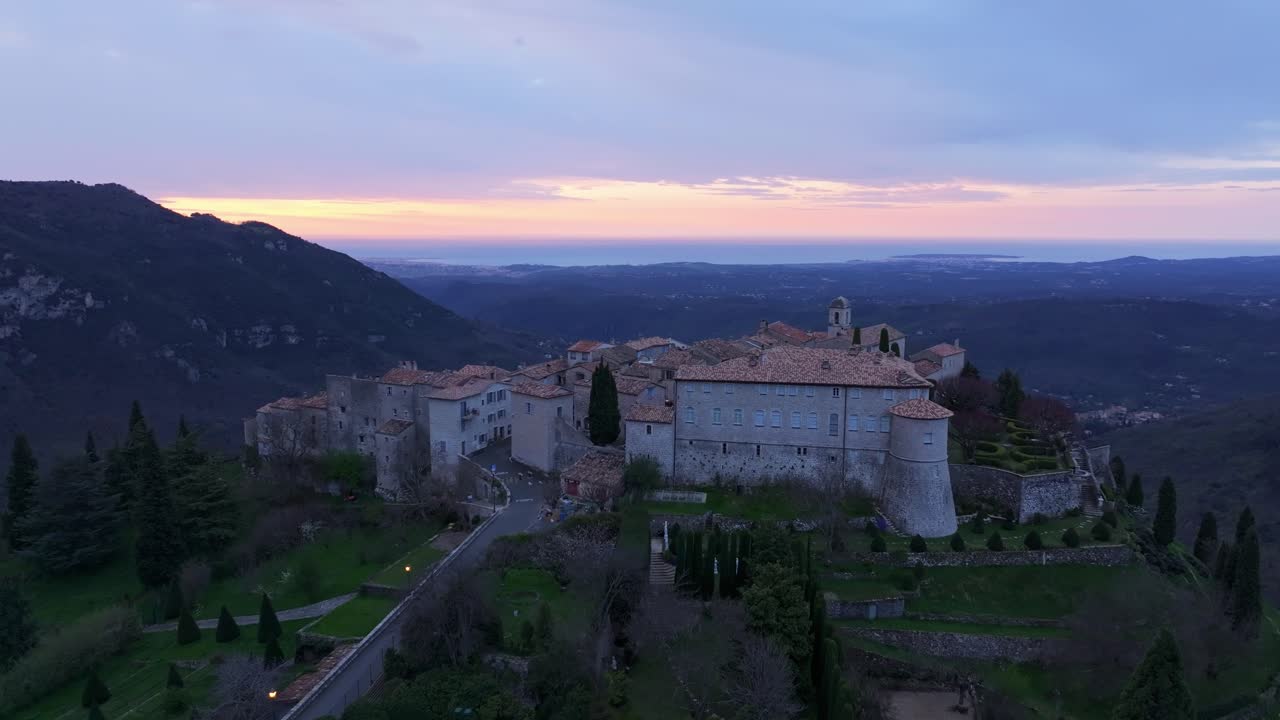 Vista aerea di un tranquillo villaggio di montagna alle prime luci dell'alba, Gourdon, Francia
