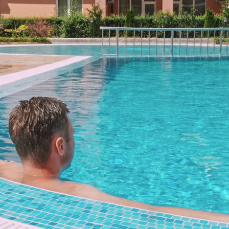 joven feliz en la piscina.