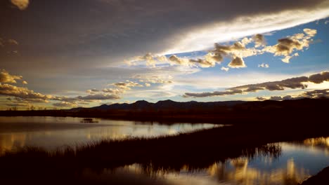 Lapso-De-Tiempo-Del-Atardecer-En-El-Lago-Coot,-Roca,-Colorado