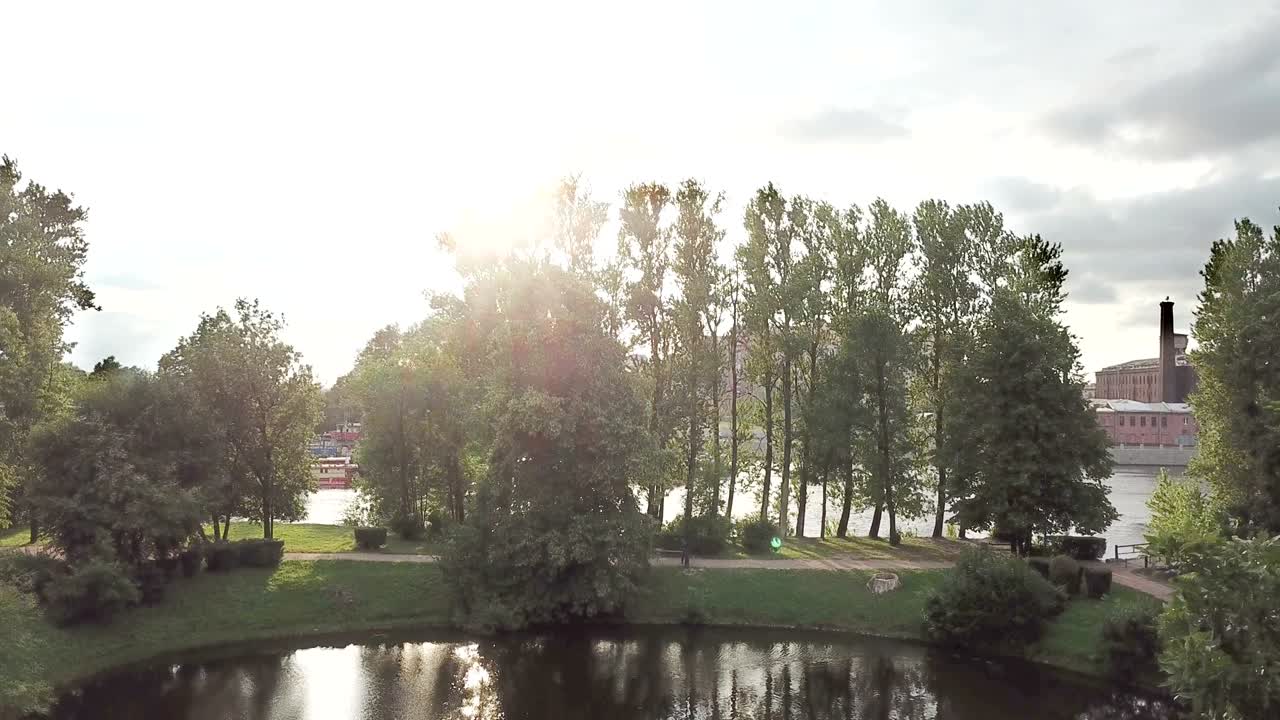 дронный вид промышленной части санкт-петербурга, канонерского острова с западным высокоскоростным диаметром и финским заливом на горизонте